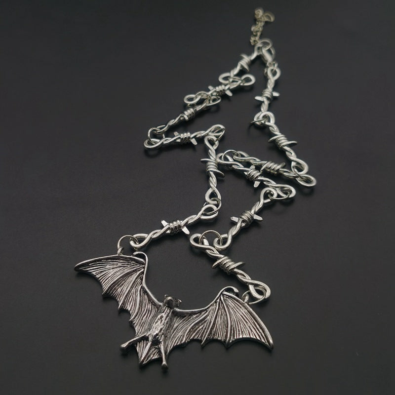 Collana pipistrello oscura