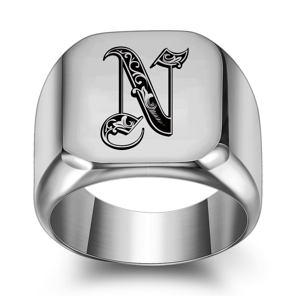 Anello con iniziale in titanio