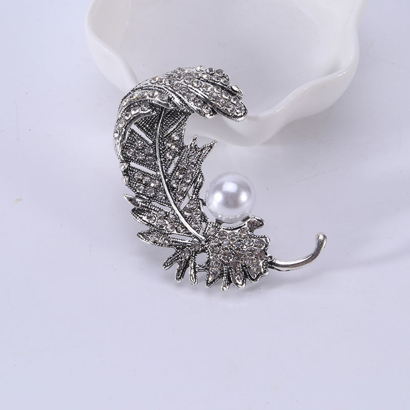 Spilla piuma con strass