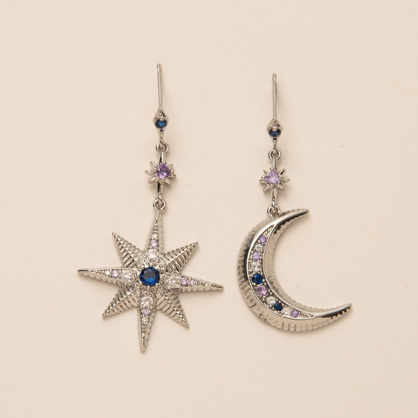 Orecchini stella e luna asimmetrici con zirconi