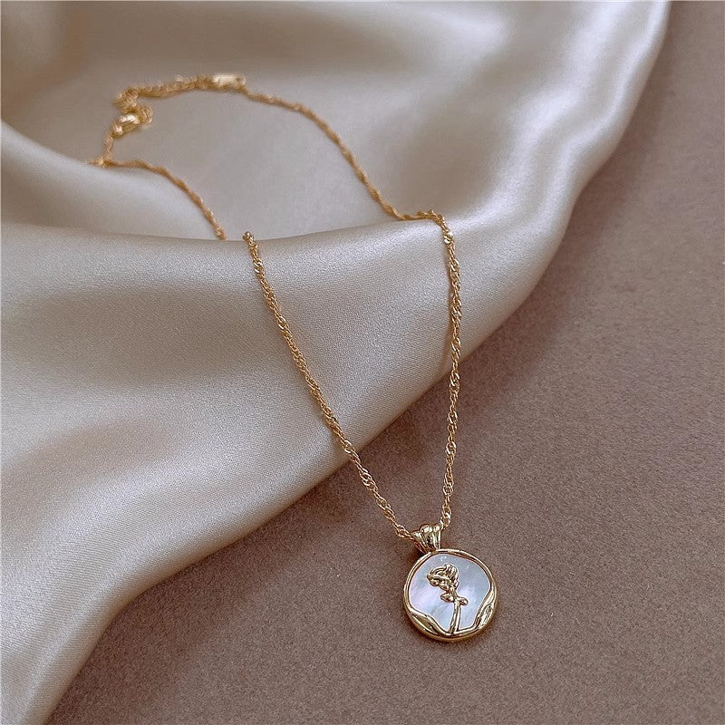 Collana dorata con pendente