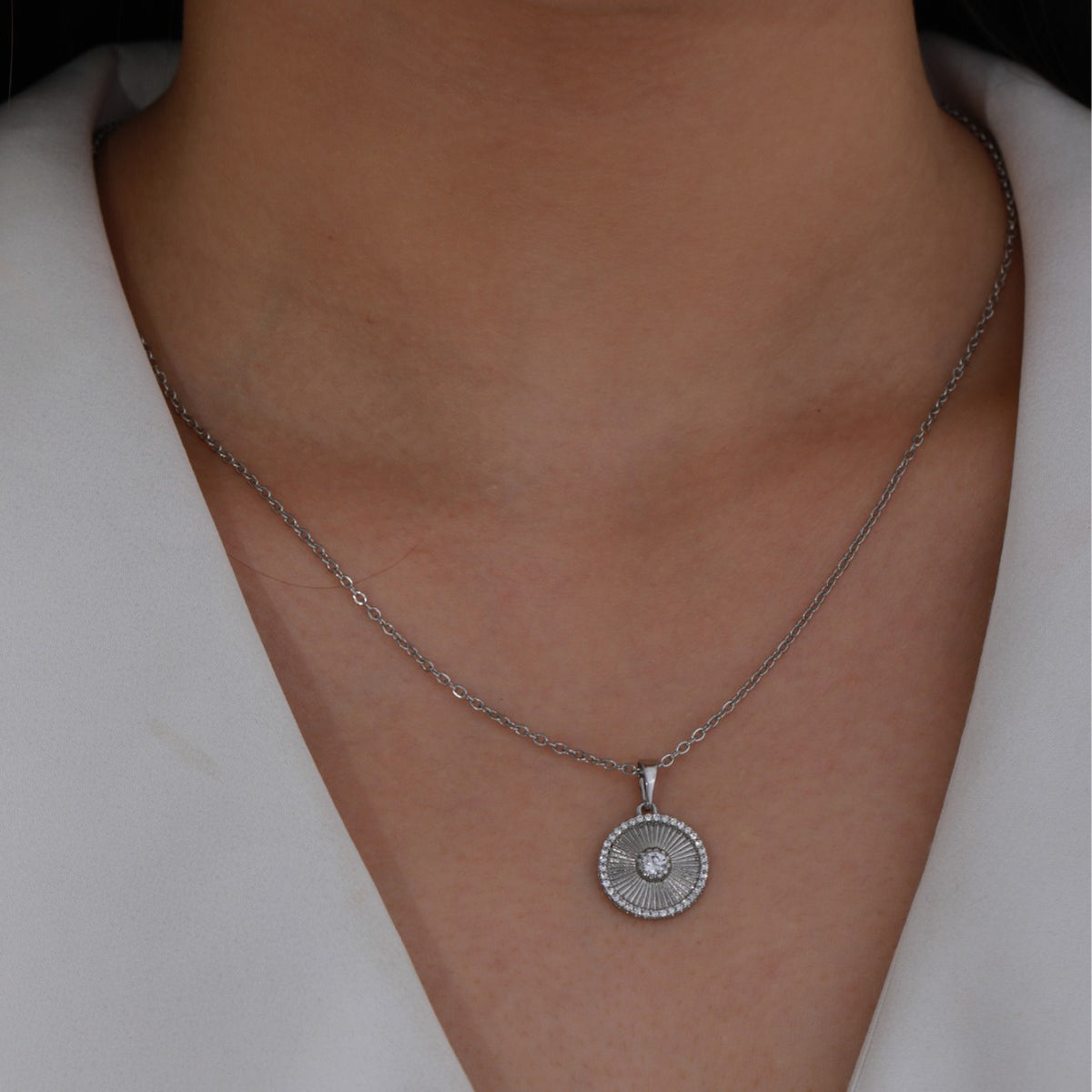 Collana con pendente geometrico in zirconi