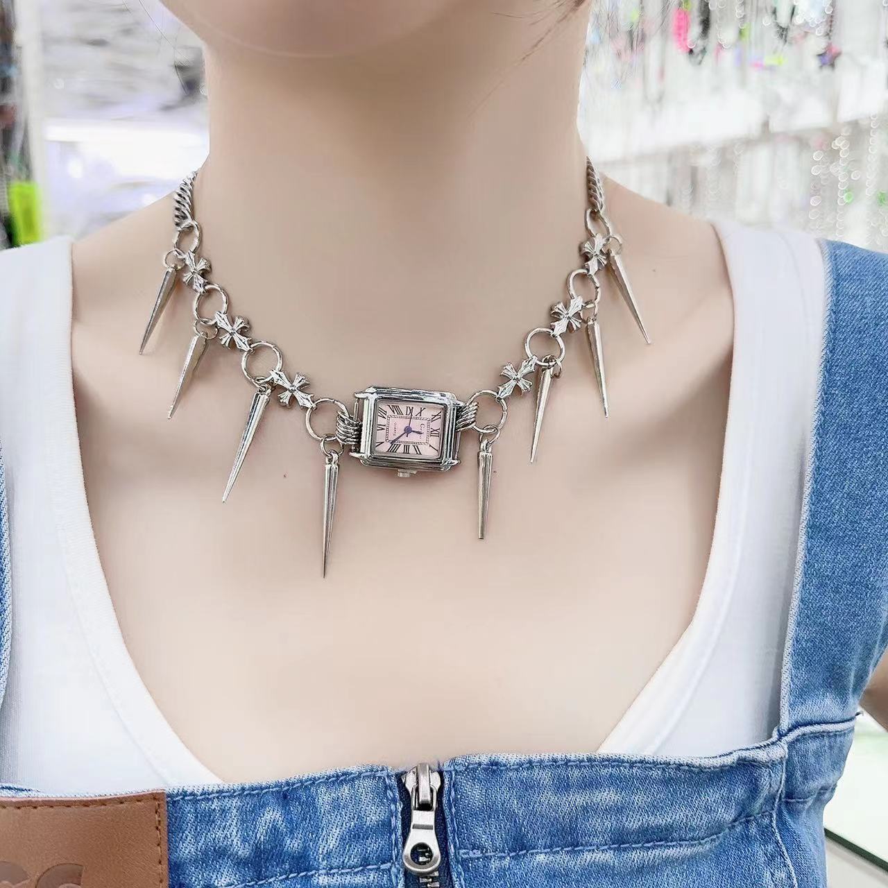 Collana orologio croce rivettata