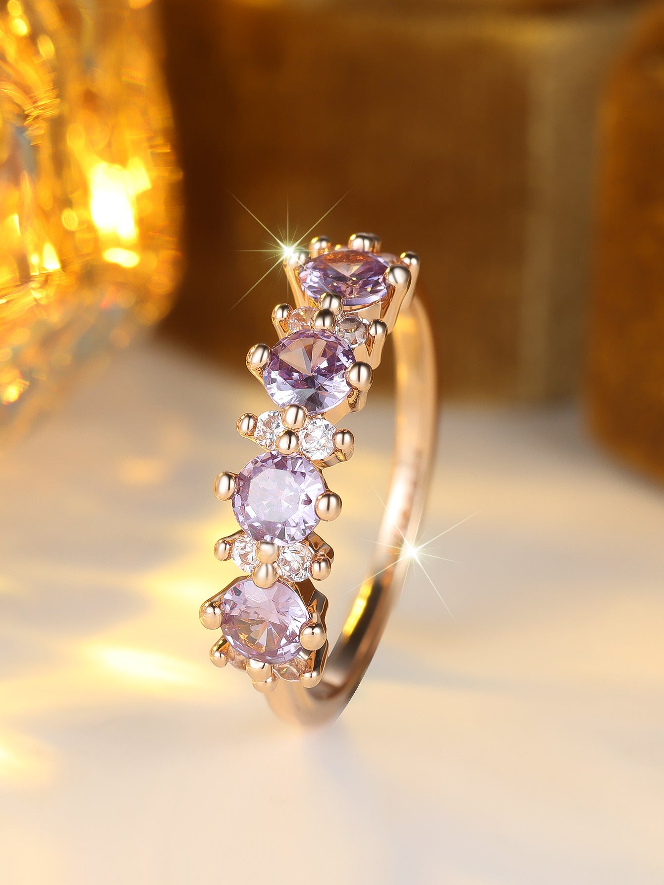 Anello viola con facette