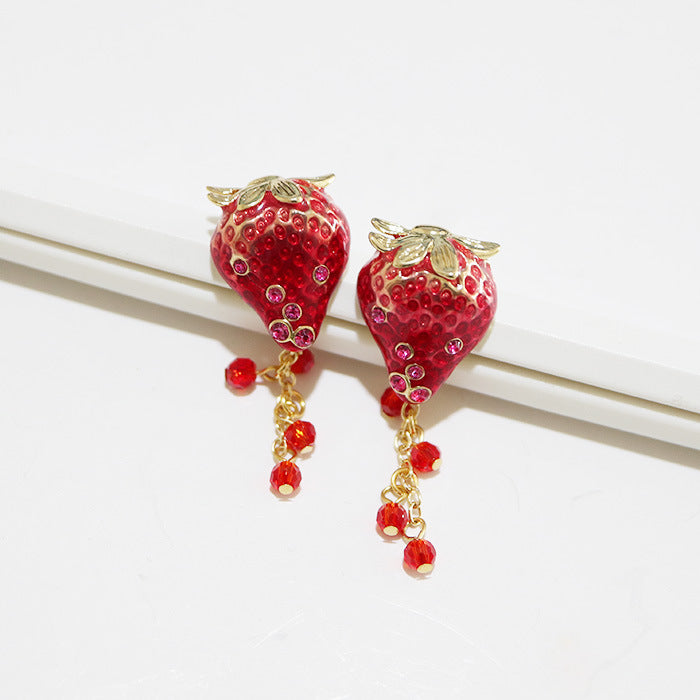 Orecchini fragola smaltati con nappa