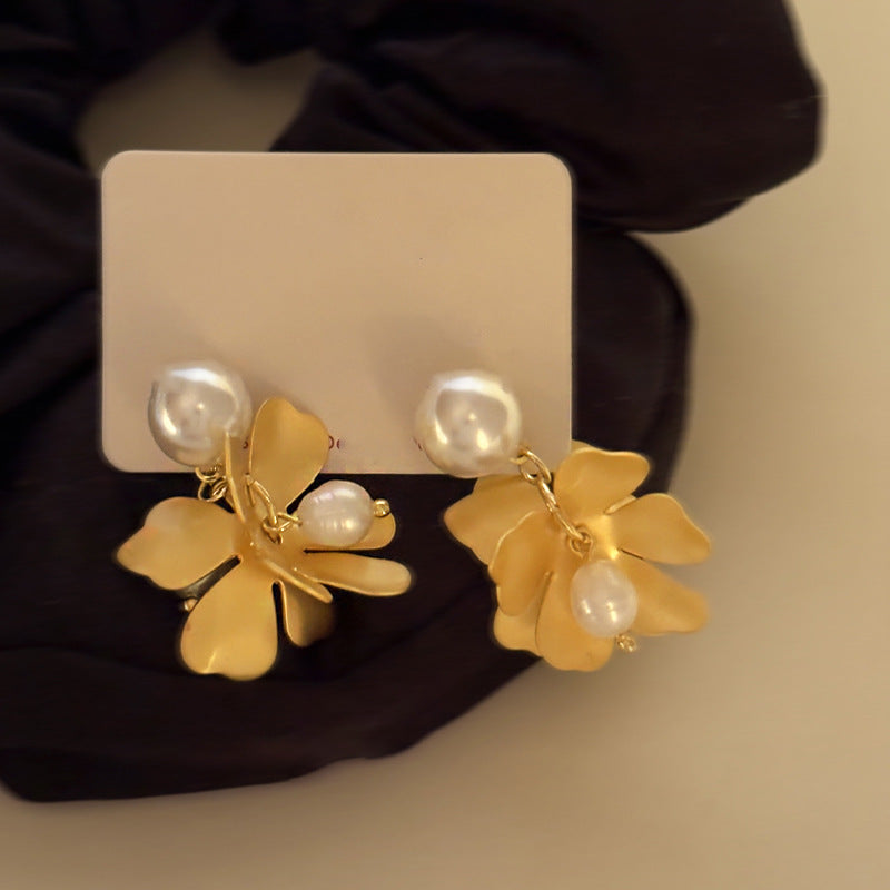 Orecchini a fiore con perla