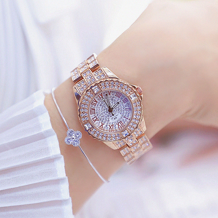 Orologio dorato con cristalli