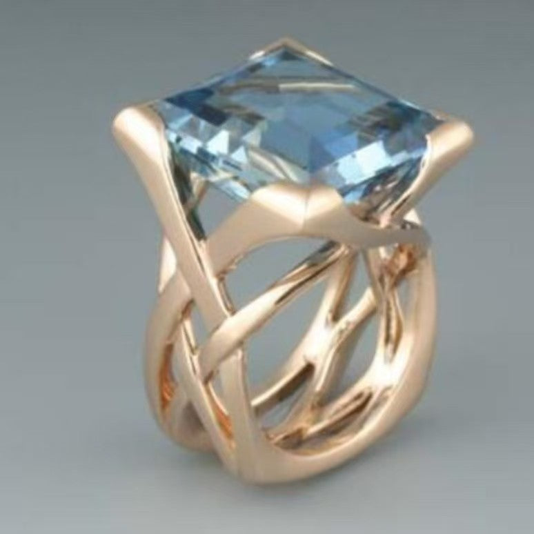 Anello quadrato traforato oro con pietra blu