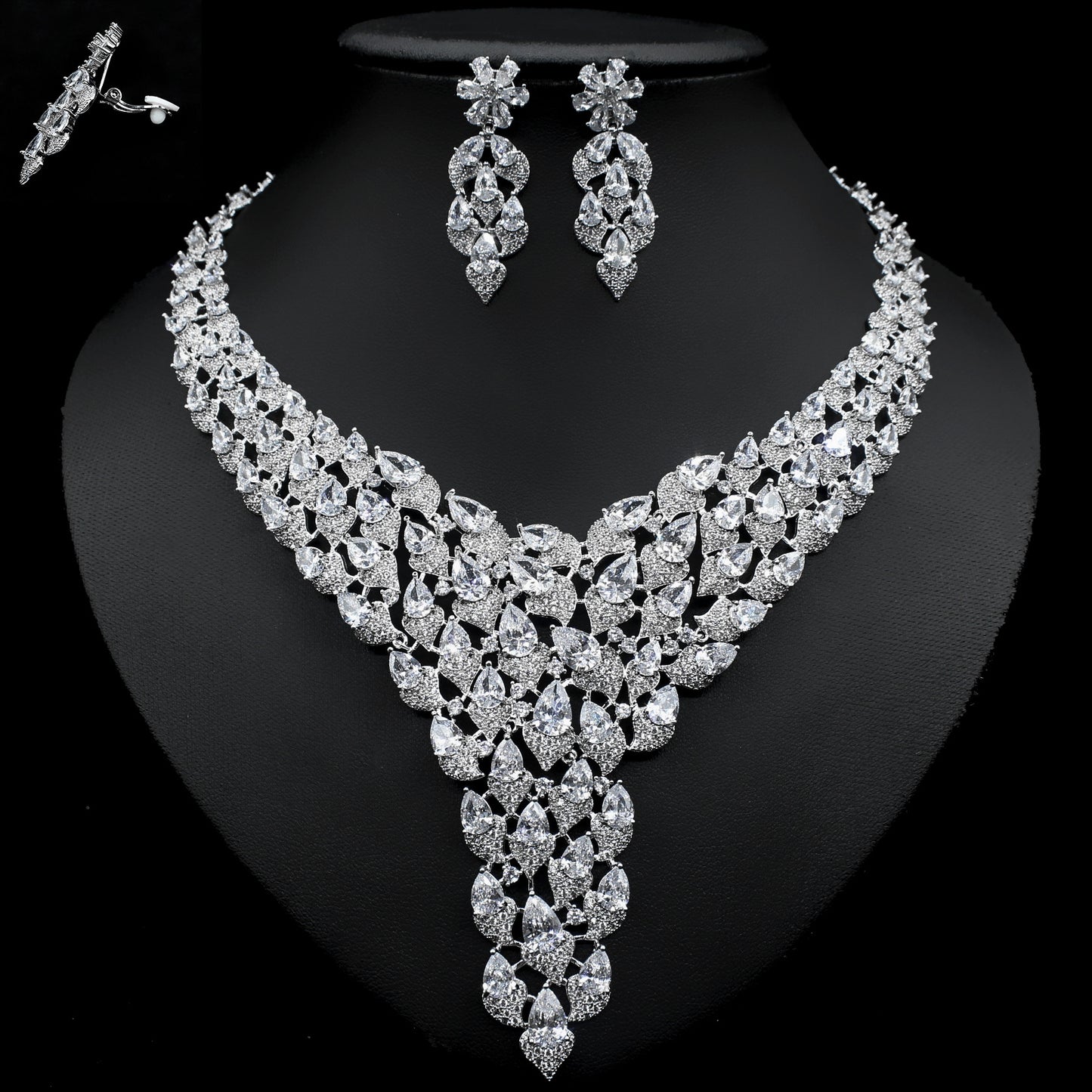 Set collana e orecchini con cristalli
