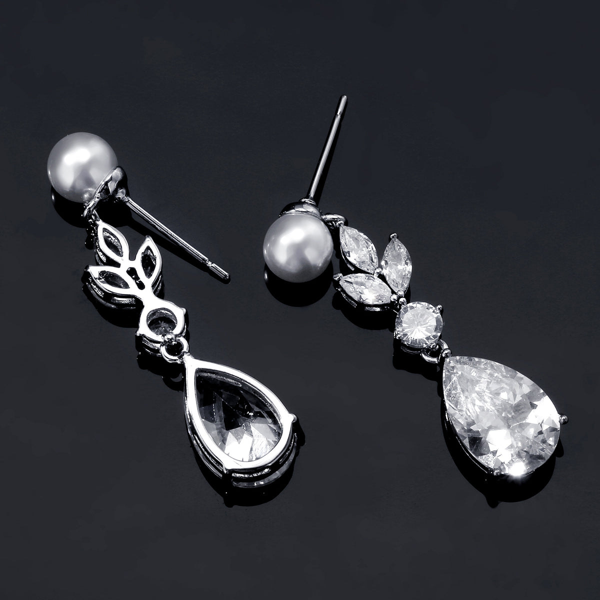 Orecchini goccia con foglie zircone