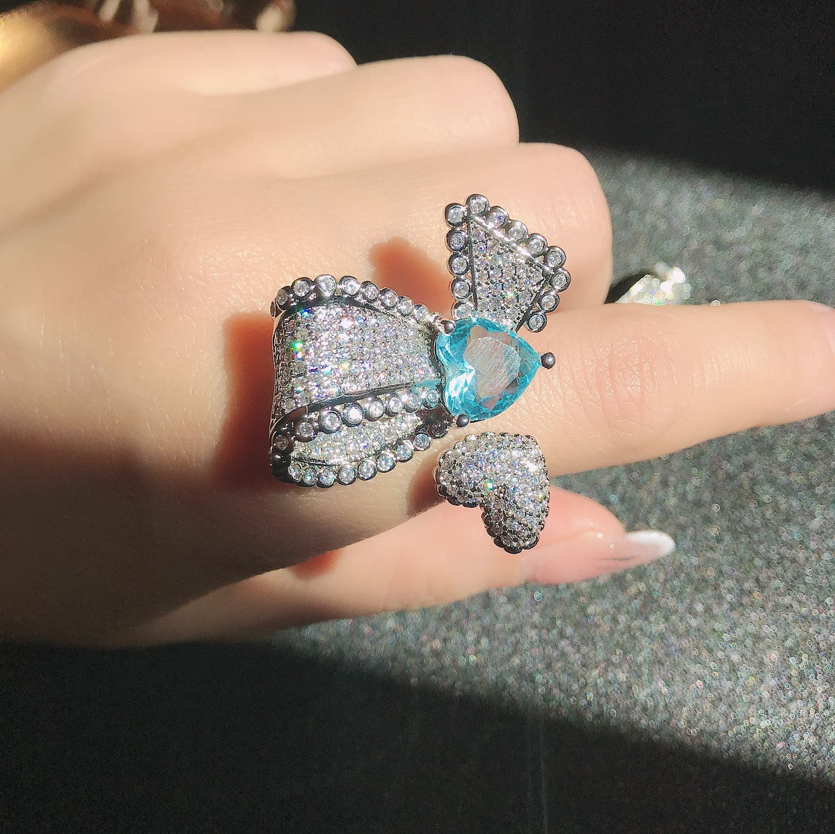 Anello farfalla asimmetrico