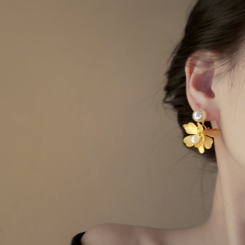Orecchini a fiore con perla