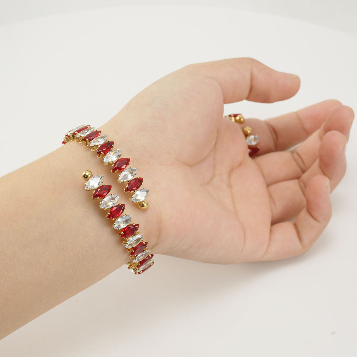 Braccialetto geometrico aperto con strass