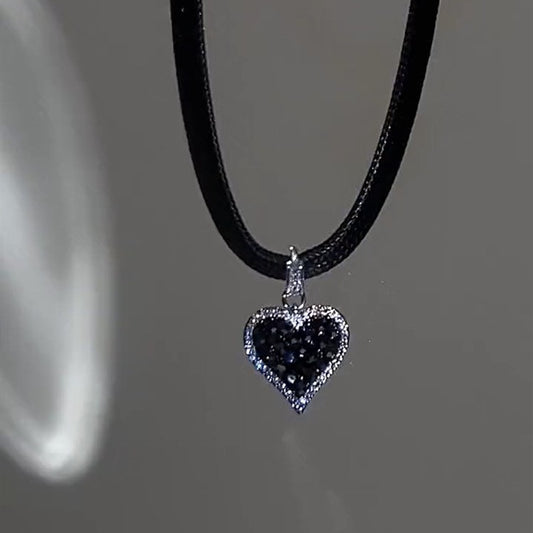 Orecchini cuore con strass incastonati
