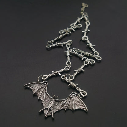 Collana pipistrello oscura