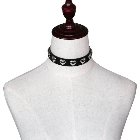 Collana gotica cuore rivetti