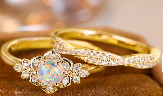 Anello opale a sei griffe