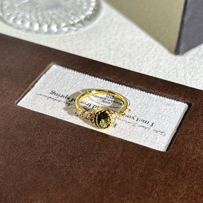 Anello con pietre multicolore