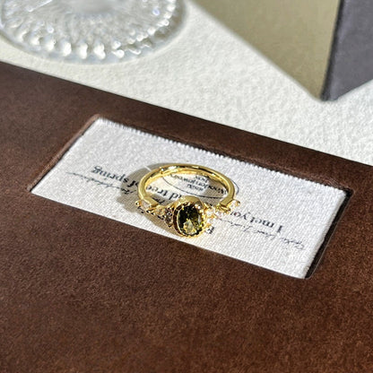Anello con pietre multicolore