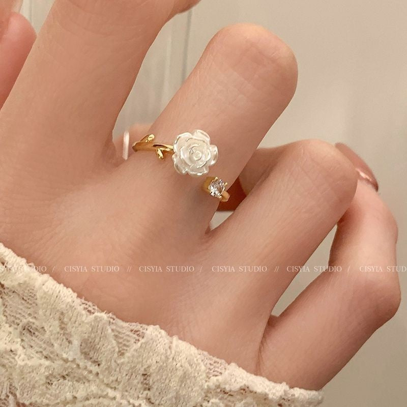 Anello floreale minimalista