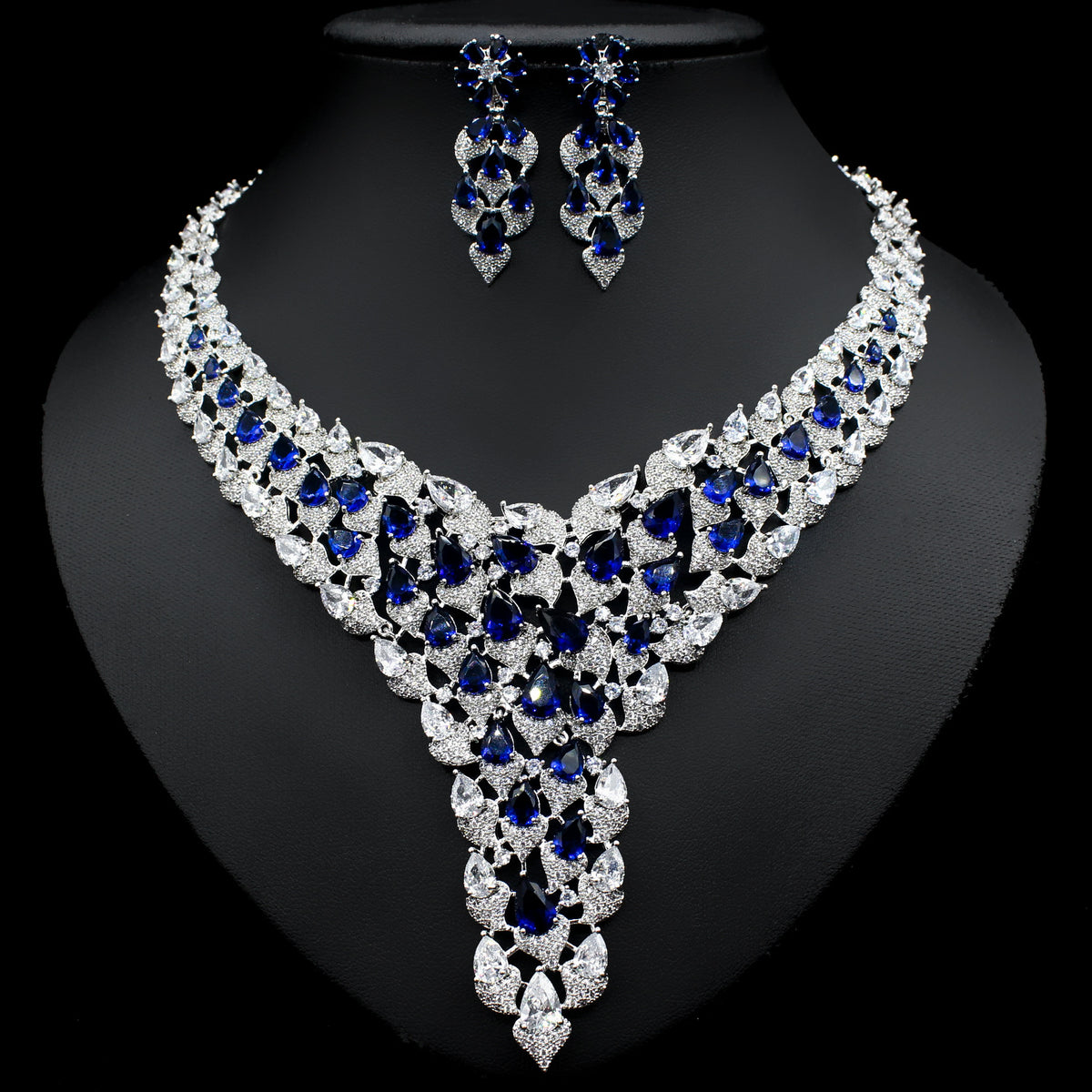 Set collana e orecchini con cristalli