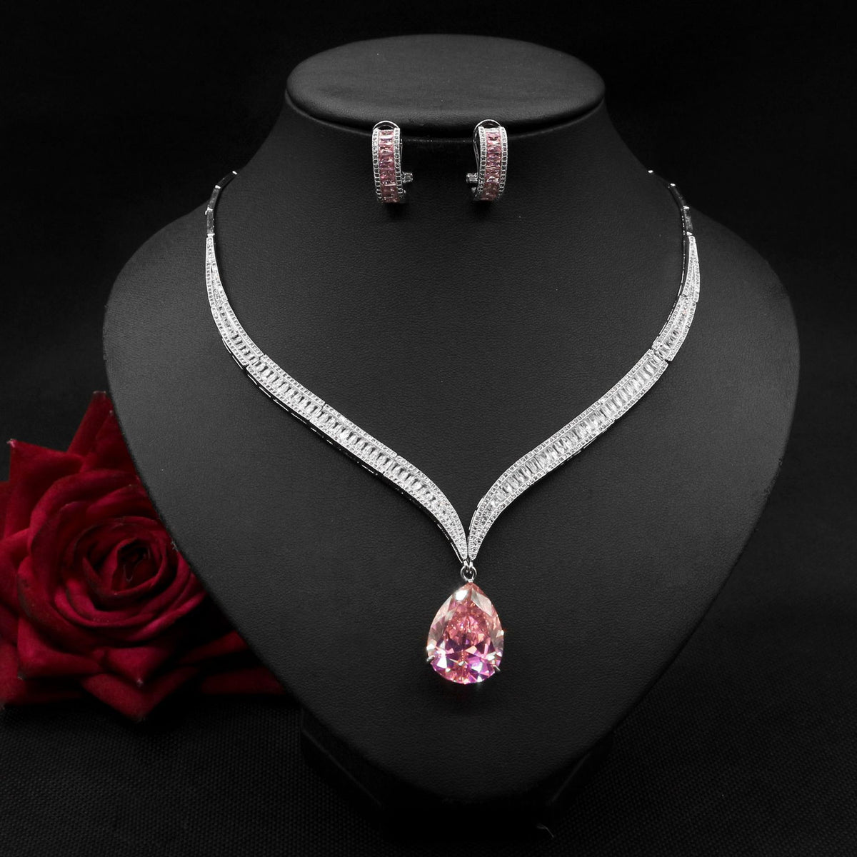 Collana e orecchini a goccia di zircone