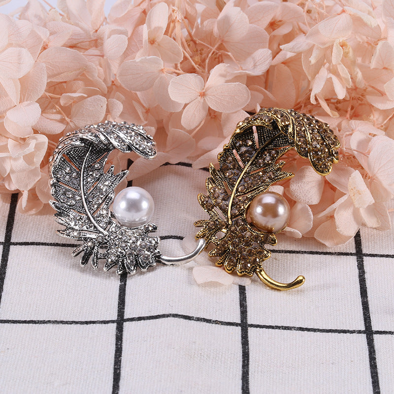 Spilla piuma con strass
