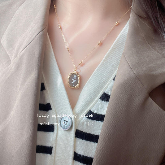 Collana rosa retro