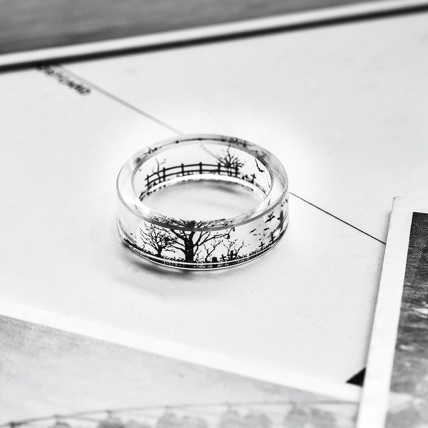 Anello resina paesaggio bianco e nero