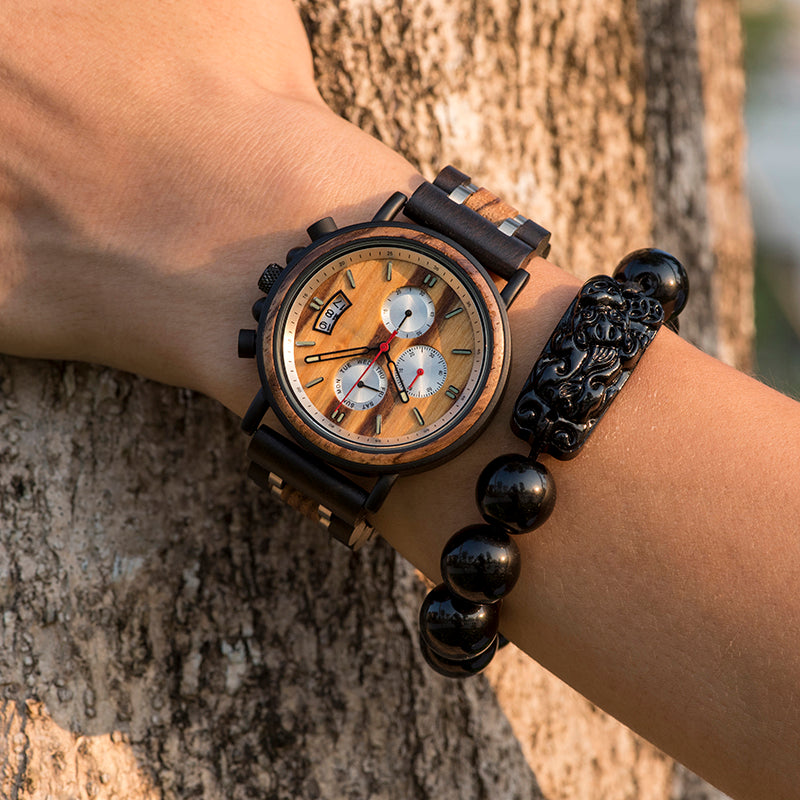 Orologio da uomo in legno luminoso