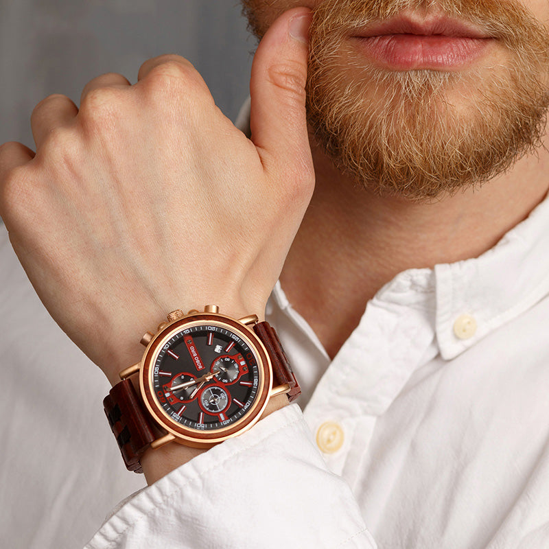 Orologio da uomo in legno luminoso