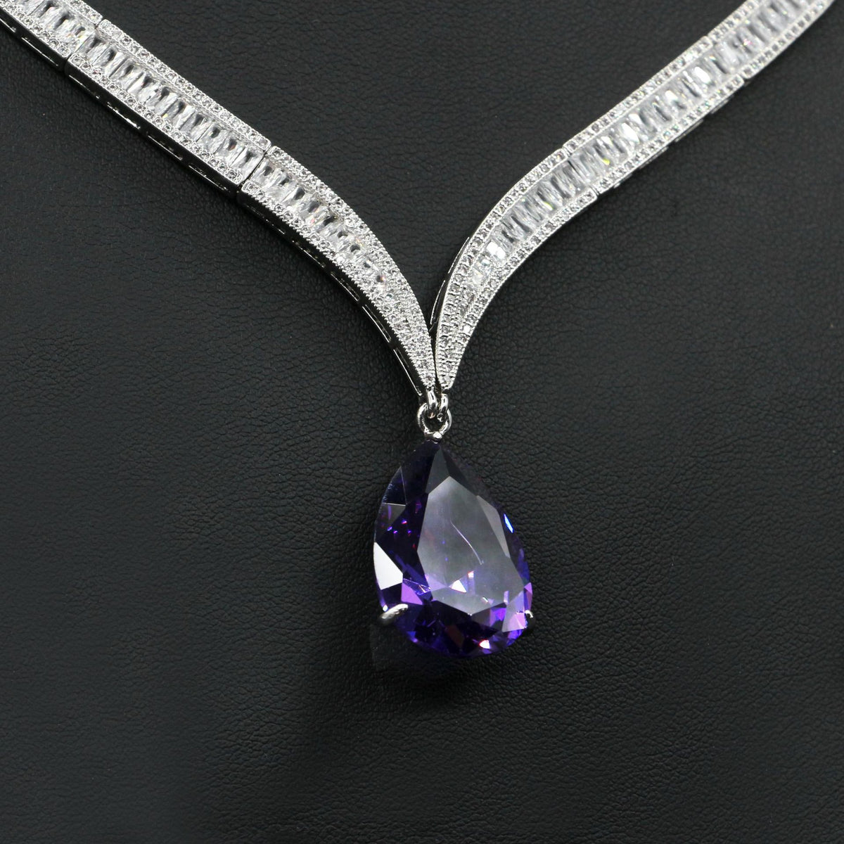Collana e orecchini a goccia di zircone