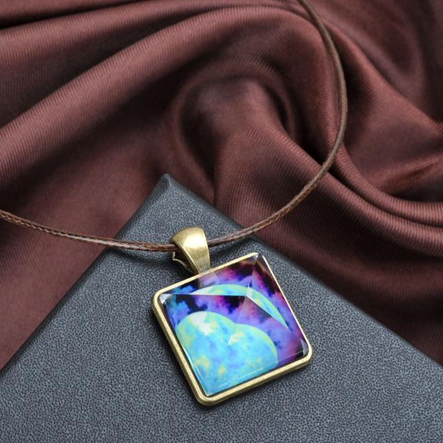 Collana piramide luminescente