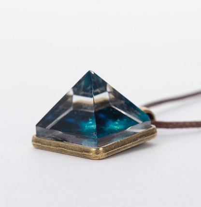 Collana piramide luminescente