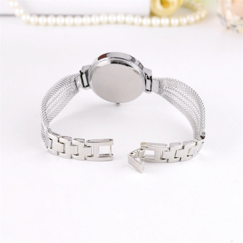 Orologio con cinturino a maglie dorate