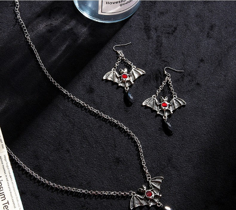 Collana pipistrello nero vistosa