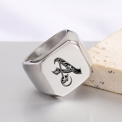 Anello con iniziale in titanio