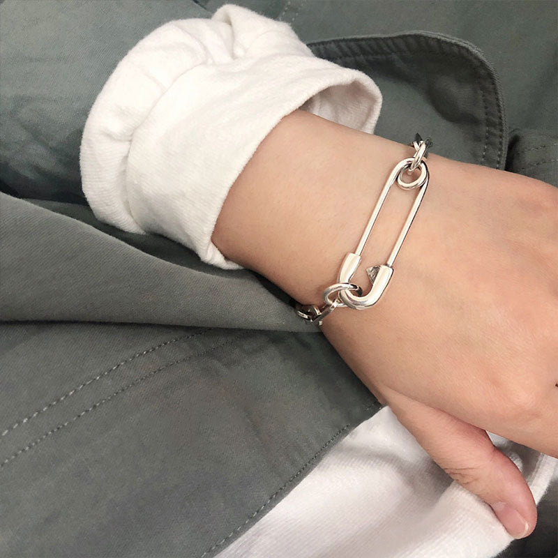 Bracciale geometrico con spilla
