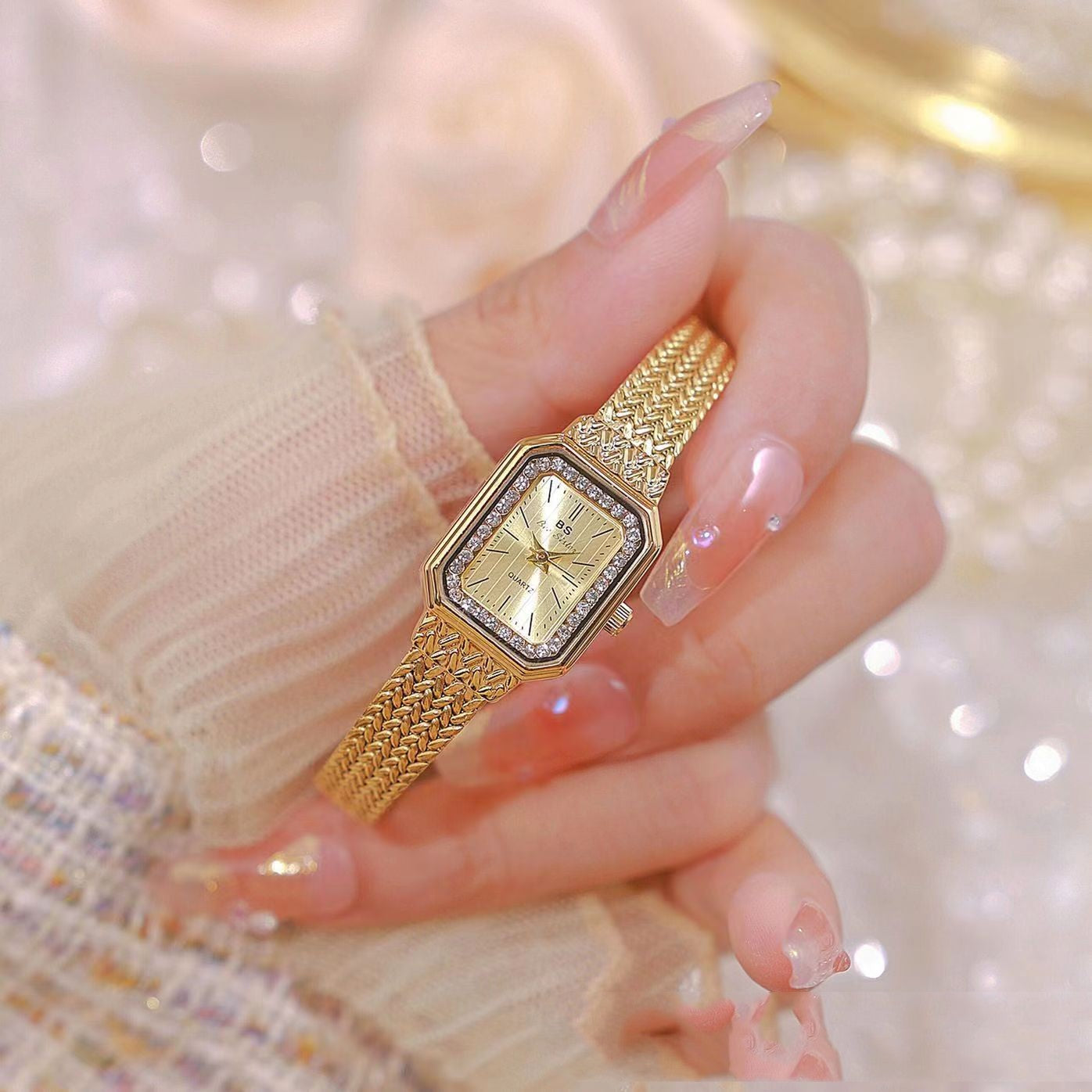 Orologio quadrato a mesh dorato