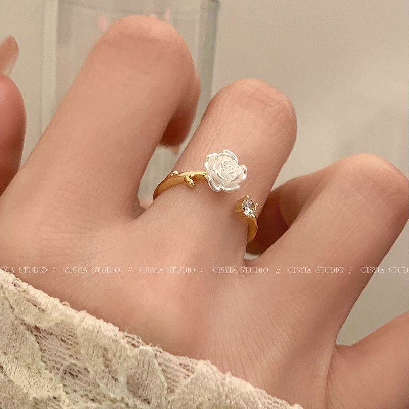 Anello floreale minimalista
