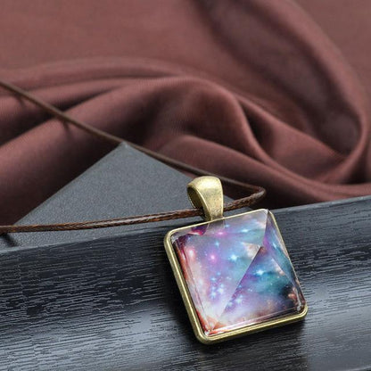 Collana piramide luminescente