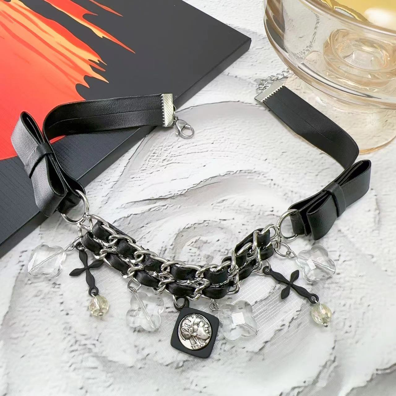 Collana croce pelle intrecciata