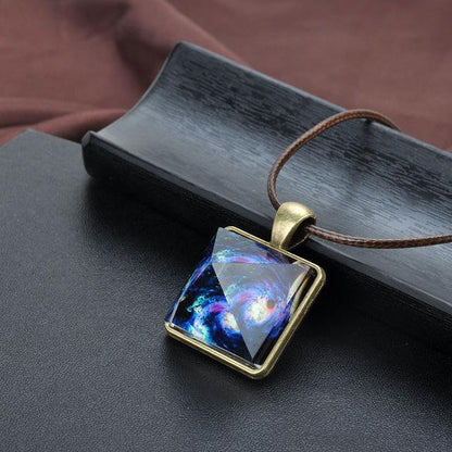 Collana piramide luminescente