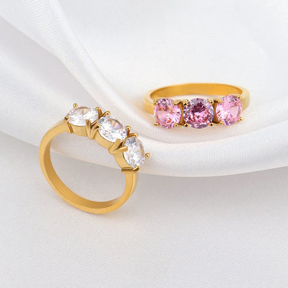 Anello con zirconi a quattro griffe