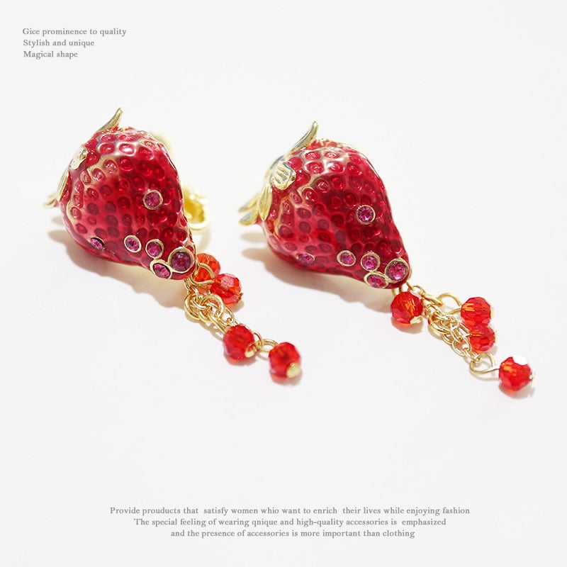 Orecchini fragola smaltati con nappa