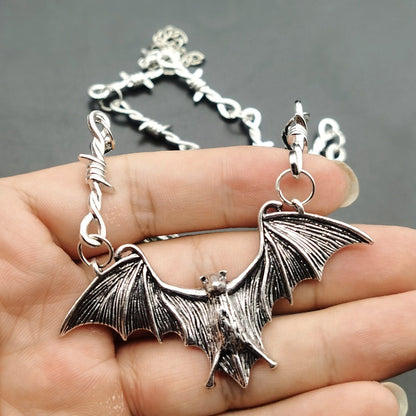 Collana pipistrello oscura