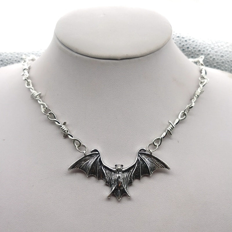 Collana pipistrello oscura