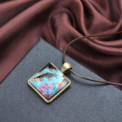 Collana piramide luminescente