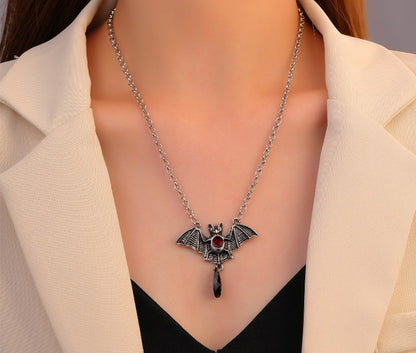 Collana pipistrello nero vistosa