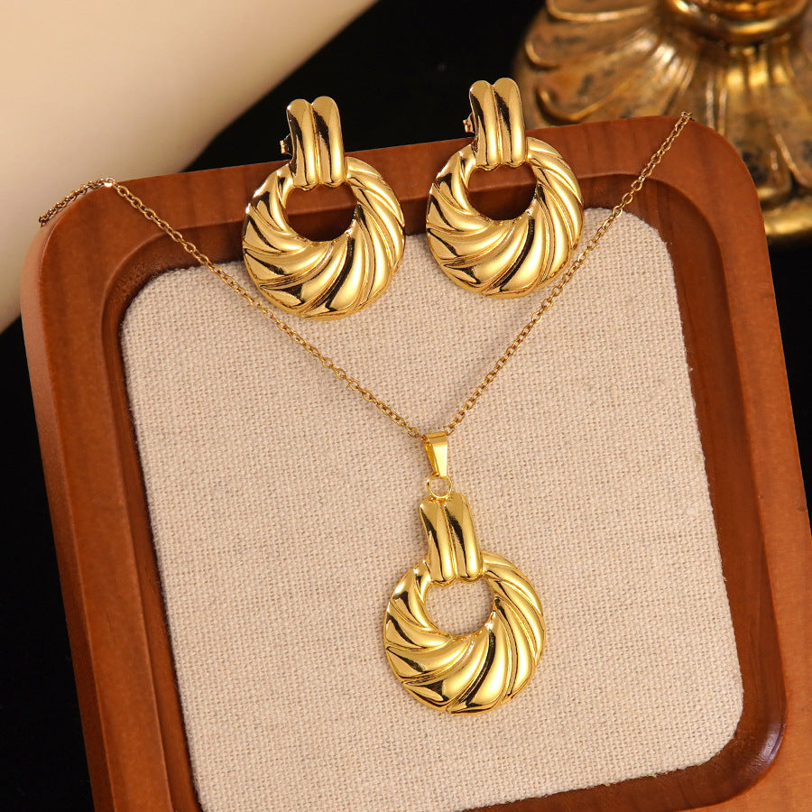 Collana e orecchini floreali